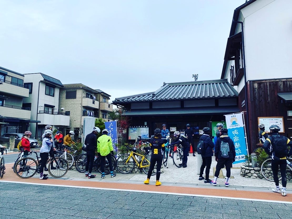 <p>境川は、気持ちのいい田舎景色がずーと流れるので無言になりがち。</p>
<p>13:00。少しお腹も満たすと、眠くなりがちなこの時間とタイミング。</p>
<p>でも江ノ島は確実に近づいてる！残り約10km、</p>
<p>境川サイクリングロードの終点、『ふじさわ宿交流館』に到着。</p>
<p>遊行寺の前で記念撮影📷</p>
<p>ここまで来ればあと5kmちょい！</p>
<p> </p>
<p>海沿いに出れば、見えてくる江ノ島。</p>
<p>自転車でこんなところまで来ちゃったんだ。</p>
<p>と一気に達成感が湧いてくる瞬間。</p>
<p>今回のツアーはみんなが思ったことだともいます。</p>
<p> </p>
<p>ゴールは目前！</p>
<p>みんなは少し疲れも感じてきたタイミング。最後の最後まで気を抜かず安全にゴールを目指す🏁</p>
<p> </p>