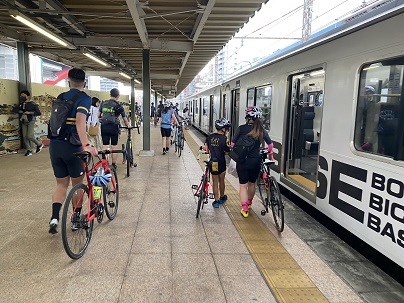 <p>両国駅からBBBASEに乗ります！</p>
<p>ホームを自転車とともに歩くなんて、変な感じ💦</p>
<p>改札も特になく・・・専用ゲートからそのまま入ります！</p>
<p>全席指定席、そのまま愛車を固定します。</p>
<p>トキノから両国まで20キロの後は約2時間ほどは電車の旅！</p>
<p>両国駅～安房鴨川駅まで行きます。</p>
<p>みんなでワイワイ、なんか修学旅行見たいでいた💦</p>