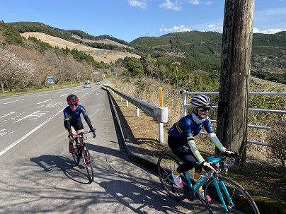 <p>20キロの山道。登りです。</p>
<p>最高だ最高だ！って言ってけど・・・</p>
<p>そんないい気分の後からは、20キロの山道。でも、これもリゾートライドの醍醐味。</p>
<p>くるくるくるくる自分の足元を回しながら、頂上を目指す。</p>
<p>こんなに、つらいのに、楽しいね♪</p>
<p> </p>