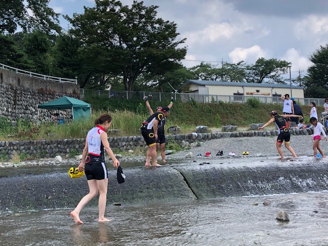 <p>帰りの「羽村堰」。冷たい多摩川の水に足をつけて、２０分のクールダウン。</p>
<p>これで後半戦のやる気スイッチが入ります。</p>
<p>子供のころに戻った感覚を楽しむことができる時間でした。</p>
<p> </p>
<p> </p>