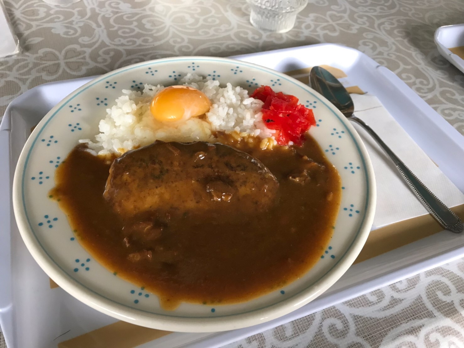 <p>お昼ご飯に食べたスタミナ満点のカレー！！</p>
<p>とにかく、空腹を満たしつつも、すぐ走り始めるにもちょうどいい！！</p>
<p>仲間と食べるカレーは格別！！</p>
<p>すこしスパイシーな味も卵で緩和され、刺激的で印象的な味。</p>
<p>さぁ！午後もがんばるぞ！！</p>