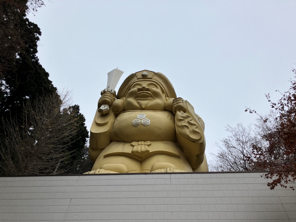 <p>高さ20m!重さ8.5t。日本一の「大黒様」</p>
<p>その大きさはビル7階建て相当。</p>
<p>中之嶽神社のシンボルマーク「大黒様」。日本一の大黒様と呼ばれるだけあって、その姿は圧巻!!</p>
<p>そして、この大黒様。一般的な大黒様と少し異なる物を持っている。</p>
<p>小槌ではなく「剣」を持っている。その理由は・・・。</p>
<p>・不動明王と大黒様が習合した姿と言われる説。</p>
<p>・中之嶽神社の神宝が剣であることもあり、大黒様も剣を持ったと言われている説。</p>
<p>大黒様の持つ剣が、厄や悪霊を祓ってくれるそう。</p>
