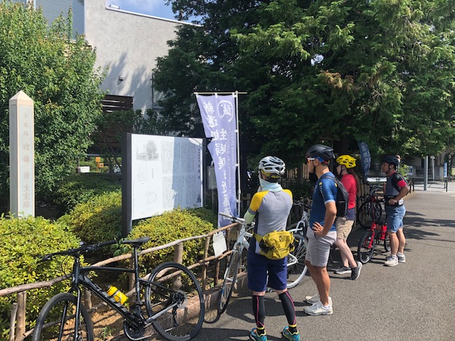 <p>大人の社会科見学　2つ目の到着ポイントは、調布と言えば「新選組」局長 近藤勇。</p>
<p>その生まれた場所を見学。</p>
<p>とても、歴史的な場所に思わず、皆さんびっくり。</p>
<p>産湯がしっかり残っており、道場までも保存されているなんて、見る価値じゅうぶん！！</p>