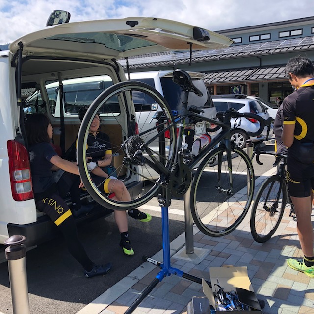 <p>休憩ポイントごとにTOKINOサポートカーが大活躍。</p>
<p>荷物の心配もいらないし、ファーストエイドもメカニックもばっちり!!</p>
<p>せっかくのサイクリング不便はかけません。</p>
<p>安心安全のサイクリングを是非!!</p>
