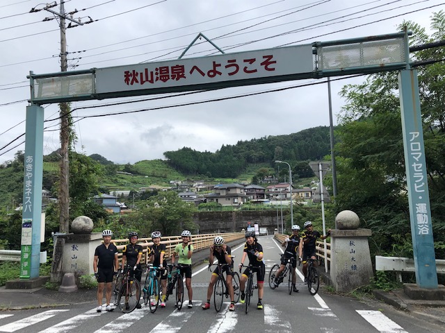 <p>本日のゴールは「秋山温泉」</p>
<p>頑張って火照った体を癒すのは「ぬる湯」。この長く入れる、ぬるめの温泉がサイコー</p>
<p>もちろん熱い温泉できりッと気持ちよく!!もありです。</p>
<p>すばらしい温泉です。</p>