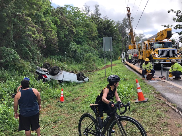 <p>アクシデント発生！！一本道しかないハワイ北の道。</p>
<p>前日の事故により電柱が倒れ、なんと通行止め。サポートカーが情報収集に努め、サイクリングチームは交渉の末、森の中を迂回！！</p>
<p>これまでの経験値と土地勘が活きました！！</p>