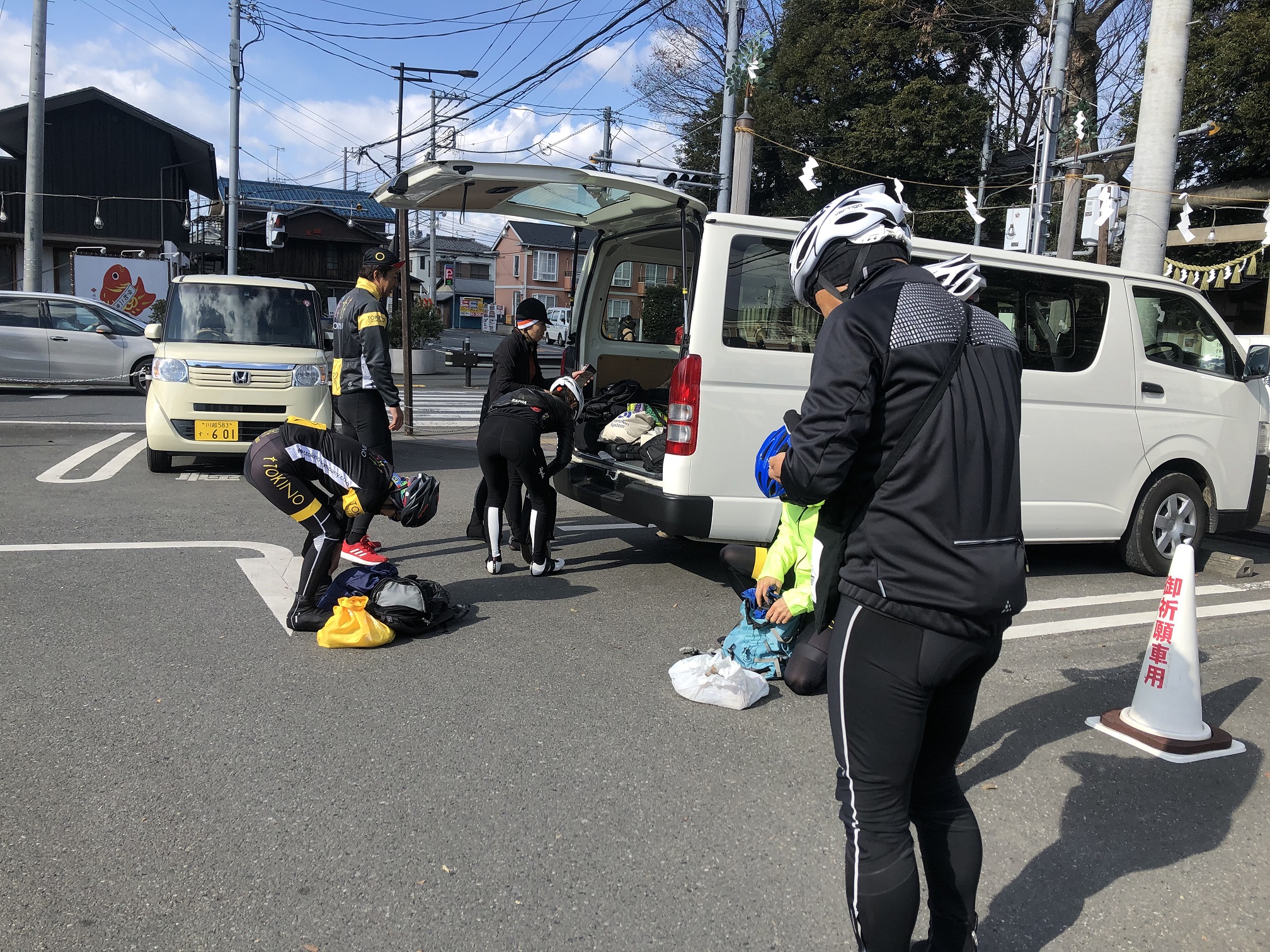 <p>河川敷を走るにはトイレ問題がありますね。。。</p>
<p>そして寒い冬。トイレに行きたくなるんです。</p>
<p>そんな時はコンビニにお世話になります。</p>
<p>お買い物がてら・・・お手洗いお借りします！</p>
<p>トキノツアーはサポートカーもついているので、このタイミングで服装で温度調整をしたり、荷物の出し入れもOKです！</p>
<p> </p>