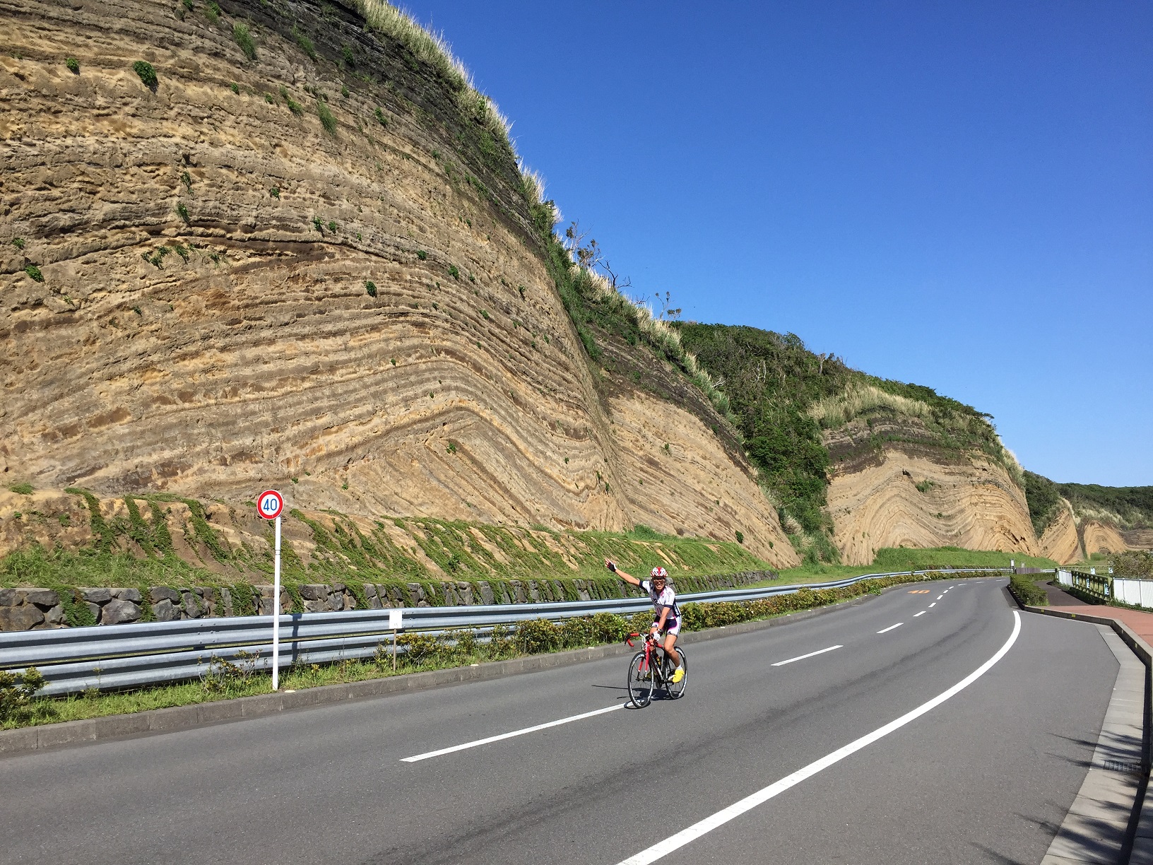 <p><span>伊豆大島は現在も火山活動を続ける火山島で、大古より噴火を繰り返してきました。</span><br /><span>繰り返される噴火の中でも百数十年に一度の割合で起こってきた大噴火は火口から空中へ噴き上げられた煙の中に含まれる粒子(主にスコリアや火山灰からなり、降下テフラと呼ばれる)が島の大地に広い範囲にわたって降り注ぎ、地表に沿って同じ厚さで降り積もっていきました。このように降下した火山灰が地表の斜面に対して平行に堆積することをマントルベディングと呼び、地層切断面はその様子を伝えてくれる代表的なスポットとなっています。</span></p>
<p><span>気の遠くなるような長い年月をかけて何層にもわたって降り積もってきた火山灰等の堆積物が、ごらんのような地層の美しい縞模様となって私たちの前に現れているのが地層切断面なのです。それはまるで、大地の年輪のようです。</span></p>
<p>👉この記事より抜粋しております。面白い!!</p>
<p>https://oshima-navi.com/geopark/stratum.html</p>
<p>タイトルが「地層切断面」です!!</p>