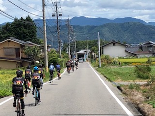 <p>いつもとは違った景色と綺麗に舗装された道。</p>
<p>車どおりも少なく、軽快に走ることができます。</p>
<p>コースレイアウト、ガイド、サポートカーはTOKINOオリジナルで行うので、とにかく安心です！！</p>