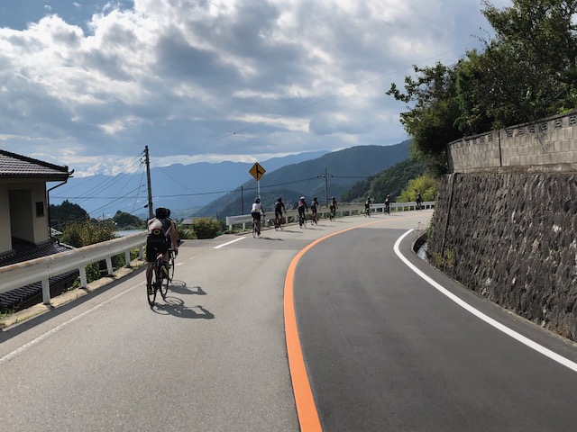 <p>甲府盆地を見下ろすように柳沢峠を越え、長い下りの距離は３０Kｍ！！</p>
<p>握力がなくなってしまわないように、途中で休憩を挟みながら安全に下界までガイドしながら降りる。</p>
<p>目指すは葡萄シーズン真っ只中、果物の里「勝沼」。</p>