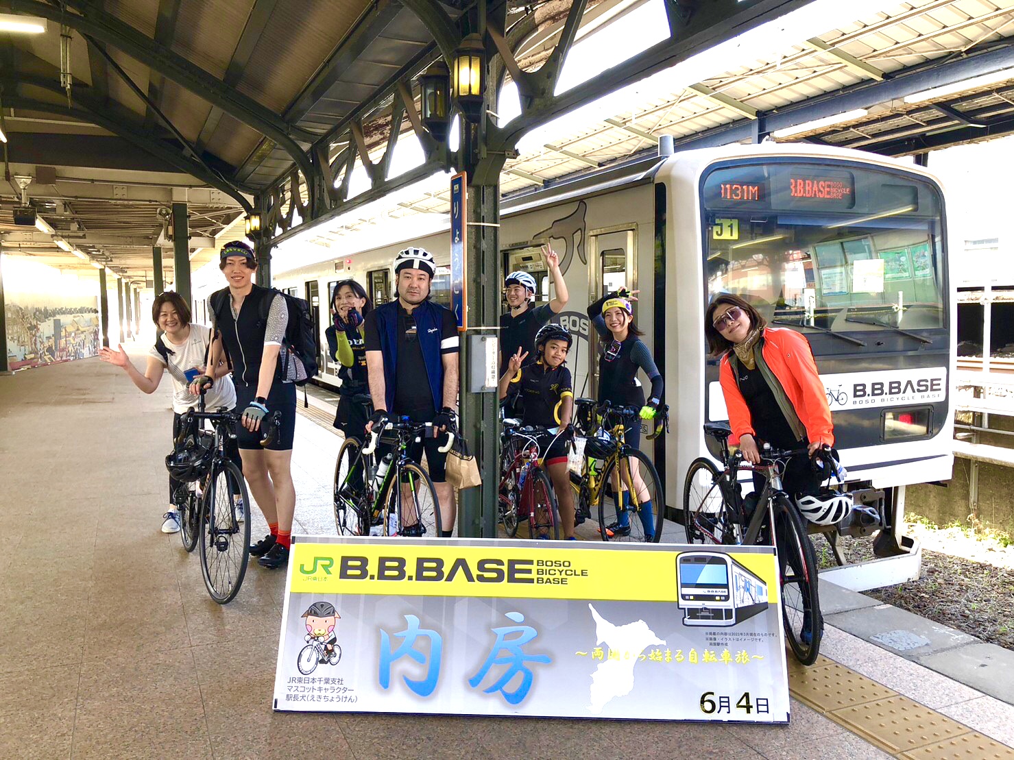 <p>両国駅にはサイクルトレイン専用ホームがあり、専用の入口から自転車と一緒に入ります。</p>
<p>車内では１人１席の指定席の背中に自転車用ラックがあって、、、ここに愛車を立てかけ写真撮影タイムスタート📸✨！笑</p>
<p>２時間の電車旅、自転車の話に普段のレッスンの話に…。</p>
<p>みんなのおしゃべりは止まらず、今日ここで初めて会ったメンバーも、どんどん打ち解けて行く時間になったのでした。</p>
<p> </p>
<p>おしゃべりで盛り上がっているうちにあっという間に館山駅へ！</p>
<p>「これから自転車漕ぐのかー！」「もうランチしたいなあ。」</p>
<p>すっかり普通の旅行気分になっていたみなさん。</p>
<p>ランチまで20kmありますよ。</p>