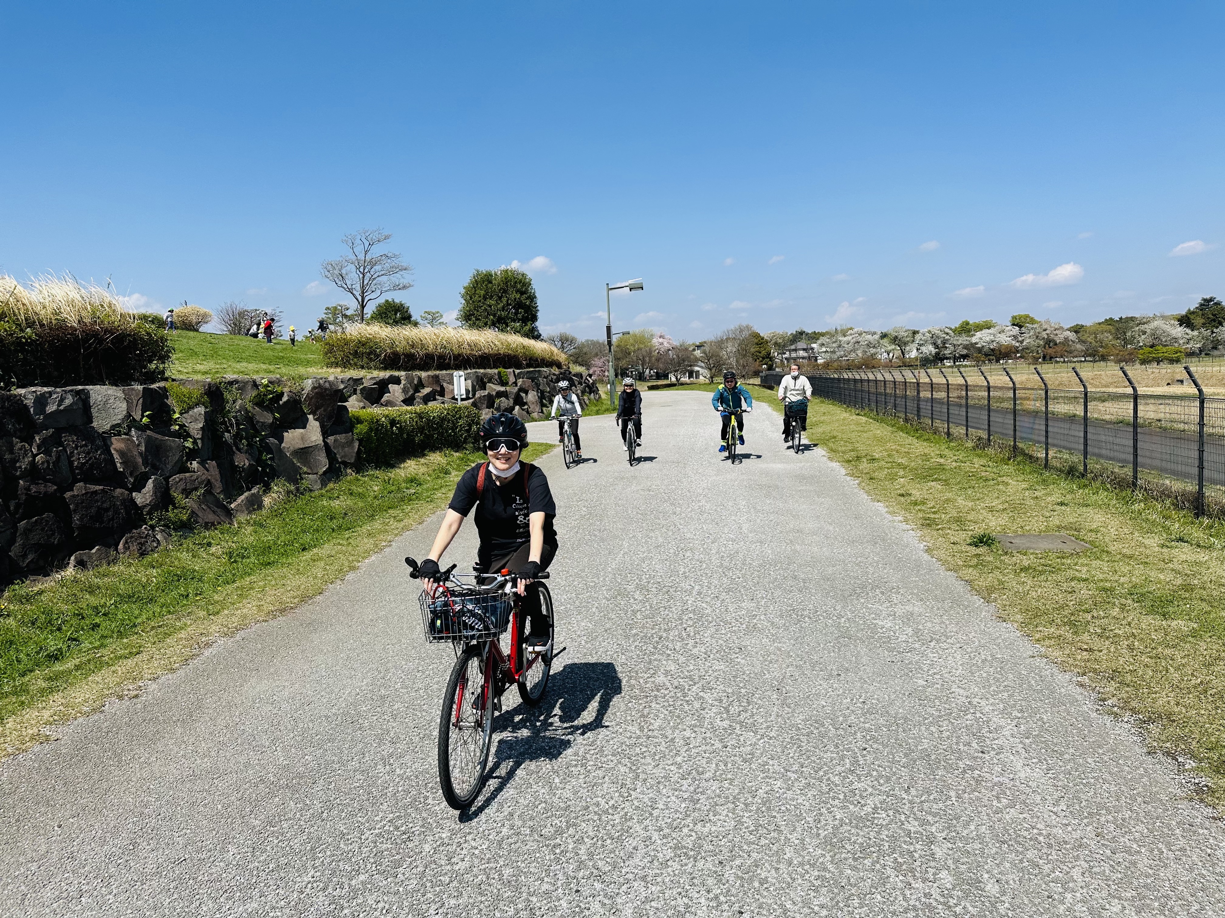 <p>調布飛行場の個人的名物。滑走路と並行したサイクリングロード🚴‍♀️</p>
<p>ここが他にはないナイスポイント✌️</p>
<p>一直線のストレート。広がった景色。今日はちょうど着陸も見れてラッキー！</p>
<p> </p>
<p>滑走路を抜けて、そのまま深大寺へGO！</p>
<p>こんなによるところが沢山あっても走行距離は30kmと短め。</p>
<p>野川沿いの菜の花🌼と桜🌸のコントラストが最高！</p>
<p>心地よい気温と景色に自転車の魅力をより感じます。</p>
<p> </p>
<p>ちょうどお腹が空いてきた12:00頃。</p>
<p>深大寺までは残り１km！</p>