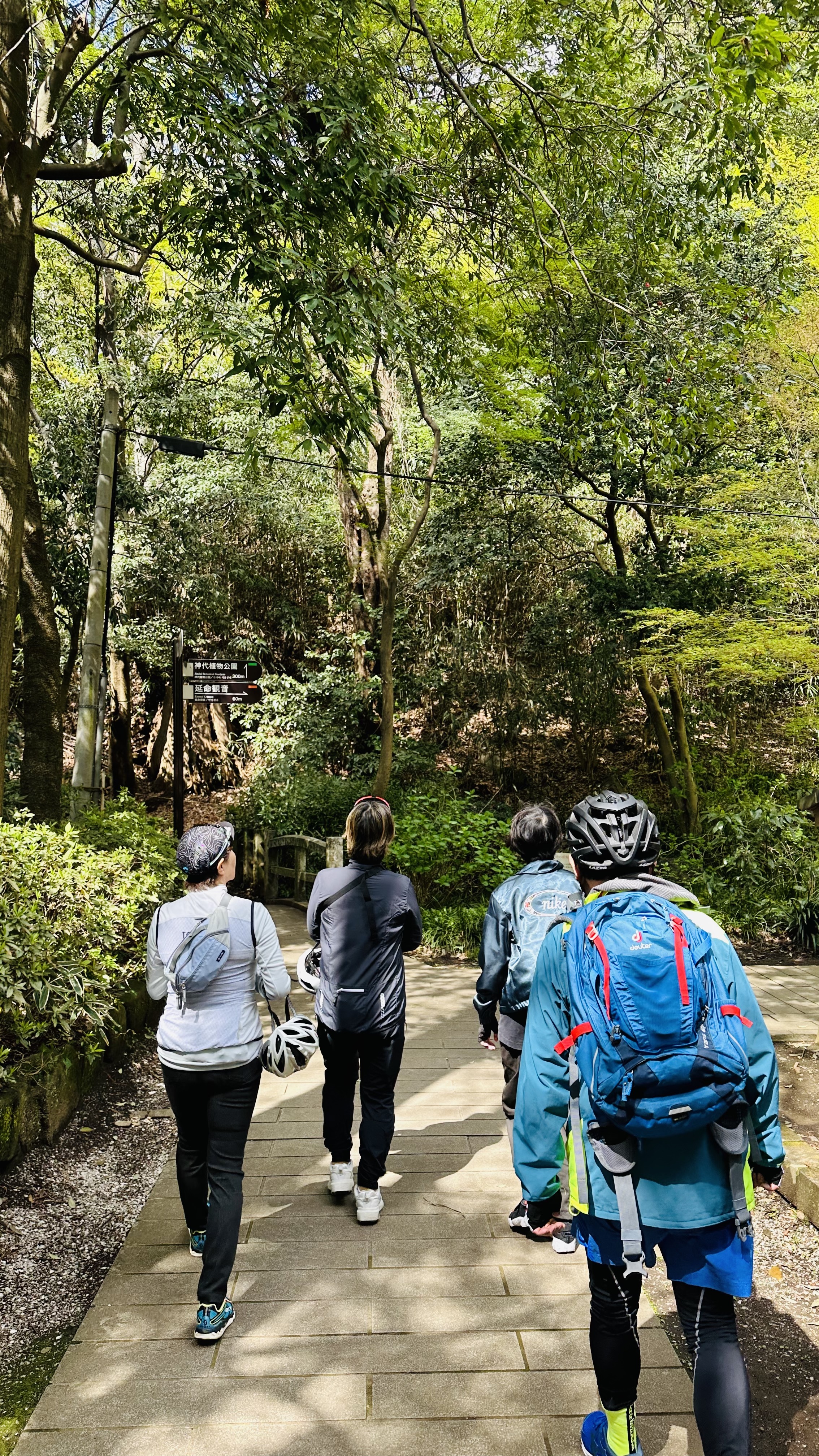 <p>深大寺といえばやっぱり深大寺そば。</p>
<p>今回のお店は玉ノ屋さん。植物公園との狭間にあるお店でより自然豊かな景色が楽しめるテラスでランチ！</p>
<p> </p>
<p>みんなで自転車の楽しさを話したり、たわいもない会話が楽しいものです。</p>
<p>これもサイクリングの醍醐味で、走って美味しいものを食べにいく。綺麗な景色を見にいく。それでOK👍</p>
<p>深大寺内も散策。デザートの団子を買い食い。🍡</p>
<p>風が吹いて桜が舞うそんな中で、みんなで話しながらのお散歩は日頃の忙しさや疲れが吹き飛ぶね。</p>
<p> </p>
<p>深大寺からの帰路は、大通りを避けながら裏道を安全に走行。</p>
<p>東八道路をすぎ、久我山を抜けてあっという間にトキノサイクリングに到着しました✨</p>
<p> </p>
<p>今回は最高のお天気に恵まれ、桜も満開でついでにお花見もできてしまいました！</p>
<p>お花見など忙しない日常の中では中々できないことかともいます。</p>
<p>ですがサイクリングなら疲れも忘れ、健康でいられる。</p>
<p> </p>
<p>どこに走りに行ったらいいかわからない。などは全部TOKINOにお任せ👍</p>
<p>毎月最低1本はサイクリングツアーを開催！</p>
<p>このクロスバイクツアーも近々また開催いたしますので絶対に参加してくだいね。</p>
<p> </p>
<p>今回参加してくださった方々、ありがとうございました！</p>
<p>サイクリングの楽しさがぎゅっと詰まったOTKINOツアーをこれからもよろしくお願いいたします。</p>
<p> </p>
<p>また一緒に走りに行きましょう👋</p>