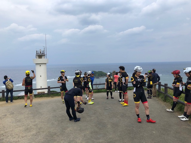 <p>石垣島１週で目指す。石垣島最北端の地「平久保埼灯台」</p>
<p>太平洋と東シナ海を同時に見られる圧巻の風景です。少し強い風が吹く中、たどり着いた達成感で爽快になります。</p>
<p>さぁ！！次はランチ！！「セブンカラーズ」で素敵な時間を過ごしましょう～</p>