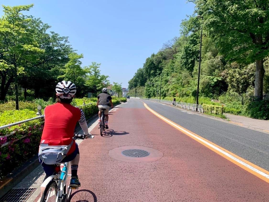 <p>朝９：００集合。今回は距離もコースも初心者向け。</p>
<p>クロスバイクでの参加の方もたくさん。</p>
<p>クロスバイクは歩道。ロードバイクは車道。</p>
<p> </p>
<p>当日の気温は25℃。自然の緑色と空の青色のコントラストから夏の陽気を感じます。</p>
<p>意外と信号の少ない歩道のクロスバイクが速かったりして、あっという間に１０：００に調布飛行場到着！</p>