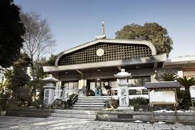 <p>延命寺の開基は長智法印、開山は長恵法印で、関前村開村当時の寛文10年(1670)とされる。</p>
<p>開村にあたり、関前村開発名主の協力を得て、本堂、庫裏、大師堂、神仏習合のもと鎮守八幡神社が造立された。八幡山の山号により関前村のこの地域の小字は八幡附と付けられ、これが昭和37年(1962)町名整理の際に武蔵野市八幡町の町名の由来となった。明治維新の神仏分離令により、延命寺と関前八幡神社に分離されている。長恵時代の遺宝「護摩炉(市有形文化財)」や</p>
<p>恵心作と伝えられる秘仏薬師如来などを祀り長恵時代の遺宝が数多く残っている。入口には亜形(あぎょう)、吽形(うんぎょう)の二体の金剛力士像が睨み、境内には毘沙門天、寿老人の石造や平和観音像などが祀られている。</p>