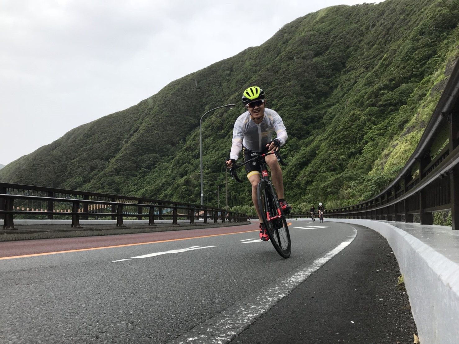 <p>ついたその日に走ります。</p>
<p>羽田空港から八丈島に行くには、飛行機が1日3便運航しています。</p>
<p>1番早い便に乗って八丈島へ。</p>
<p>初日から、しっかりと走るコースをご用意しております。</p>
<p>島特有のアップダウンが待ち受けています。</p>
<p>登った先には、景色が待ち受けています。</p>
<p> </p>