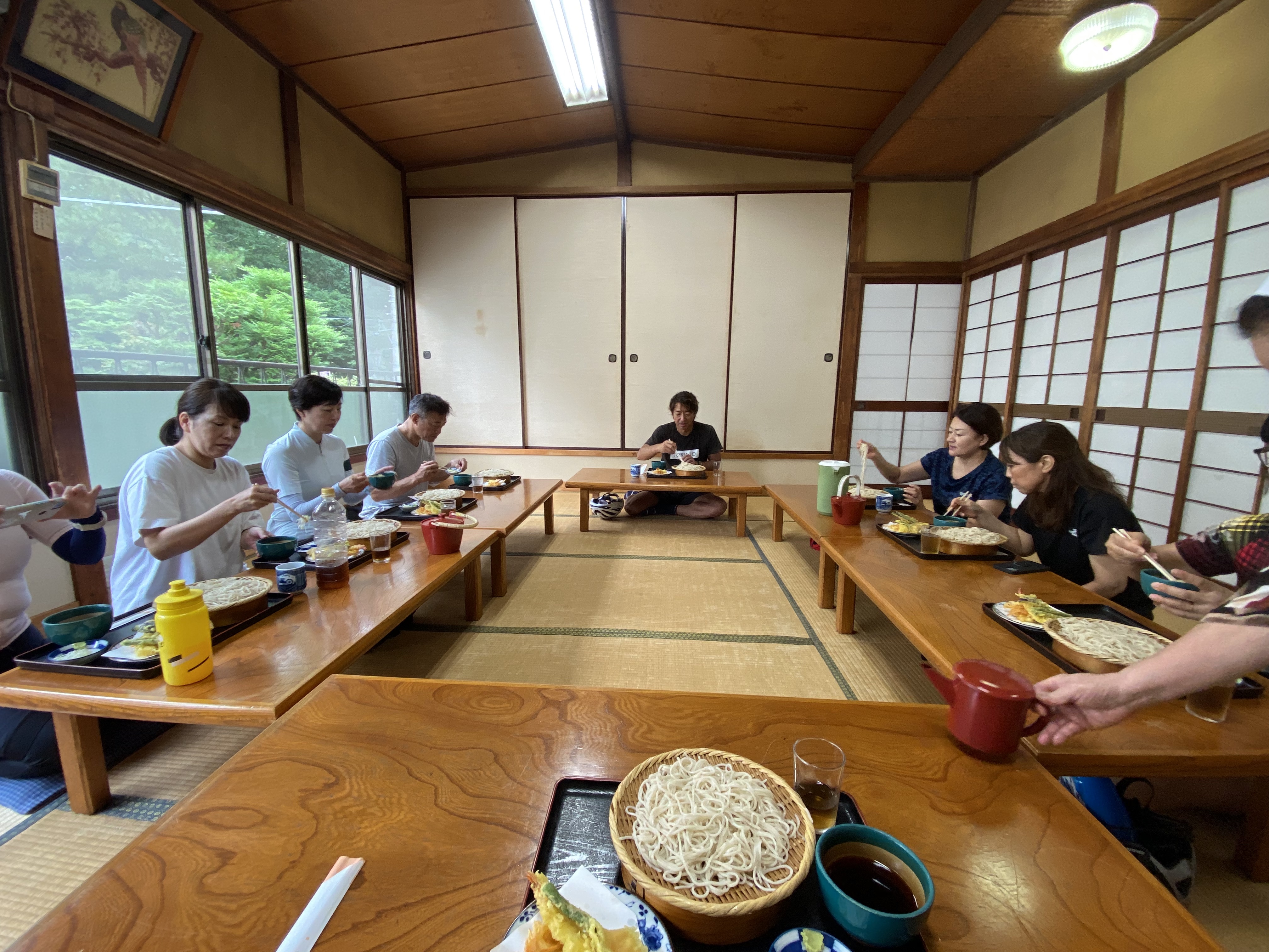 <p>いつも利用させていただいている、矢田部茶屋さんで天ぷら蕎麦。</p>
<p>いつも個室を用意してくださって、自転車も置かせていただけて、今回もとても美味しかったです！</p>
<p>落ち着く和室に外から聞こえてくる鳥の声に癒されながら食べる蕎麦、最高です。</p>
<p> </p>
<p>満たされたら、もちろんデザートですよね。深大寺を散策していると団子やアイスや沢山の誘惑にしっかり負けて、鬼太郎茶屋で鬼太郎アイスクリーム。毎回恒例です。</p>
<p> </p>
<p>初めて参加されたみなさんは、ガッツリ走るものだとイメージしていたらしく、しっかり休憩して喋ってこんなに楽しいと思わなかたと良い意味で裏切ることが出来ました笑</p>
<p> </p>
<p>自転車の楽しさは、走っている時間もそうですが自分の足で走った先で食べるご飯やミントしゃべっている時間が特に楽しいですよね。</p>
<p> </p>
<p>あっという間に帰る時間になりここからは安全にトキノサイクリングまでサイクリングです！</p>