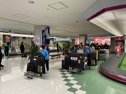 <p>那覇空港到着後、自転車を組立て、走り始めましょう!</p>
<p>輪行箱は空港に預けたまま!</p>
<p>輪行箱、または、輪行袋はご自身でご用意いただきます。</p>
<p>お持ちでない方はトキノサイクリング、スタッフまでお問合せください。</p>
<p> </p>
<p> </p>